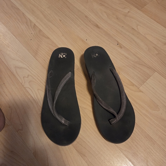 Simple gray flip flops - Picture 4 of 5